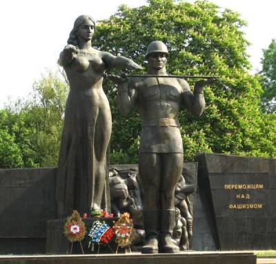 Власти Львова объявили тендер на снос памятника героям Великой...
