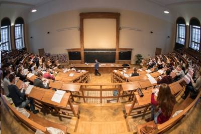 Размер стипендий петербургских студентов увеличат до прожиточного минимума