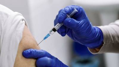 «Одной массовой вакцинации от COVID-19 будет недостаточно для того, чтобы победить вирус», — исследователи