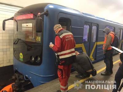 В киевском метро мужчину вытаскивали из-под поезда