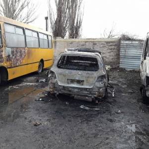 В Мелитополе на автостоянке сгорели восемь автомобилей. Видео