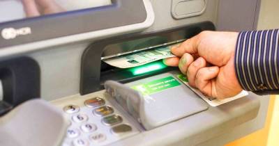 Банки планируют запустить сервис для снятия денег с чужой карты через QR-код