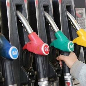 После решения Кабмина о госрегулировании цен в Украине подешевел бензин