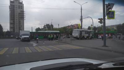 В Челябинске маршрутка снесла дорожное ограждение после столкновения с грузовиком