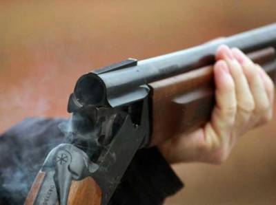 В курортной Кирилловке мужчина устроил стрельбу из ружья: два человека получили тяжелые ранения