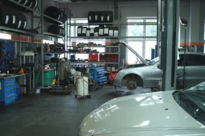 Полиция накрыла гаражную мастерскую по разбору угнанных у петербуржцев авто