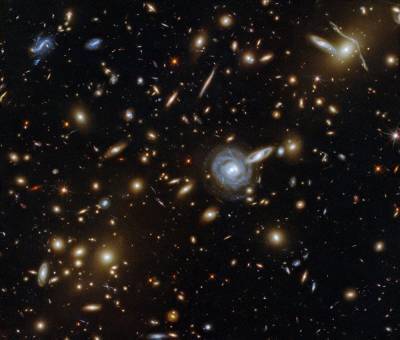 Hubble показал уникальное фото, где запечатлены сотни галактик