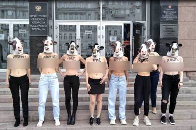 Зоозащитницы оголились на акции в защиту коров в Москве
