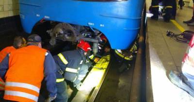 Свидетели спасения человека из под поезда метро в Киеве уверяют, что он был под действием наркотиков