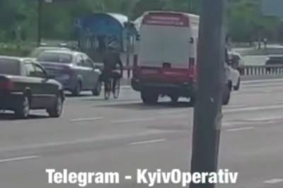 Велосипедист отличился странным нарушением ПДД в Киеве и попал на видео