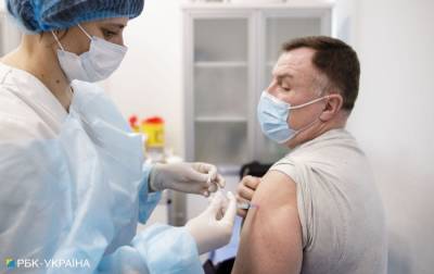 В Украине начали вакцинировать людей из очереди в "Дия", но не всех