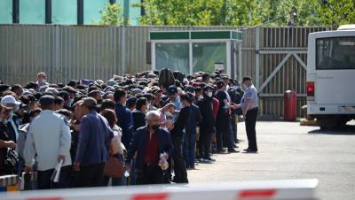 В подмосковном миграционном центре объяснили огромную очередь из мигрантов