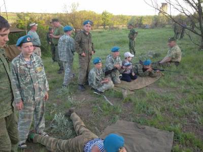 Россия готовит детей к войне: возмутительные фото военных тренировок "Юнармии" в Донецке