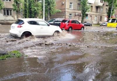 В Одессе после дождя затопило улицы (фото)