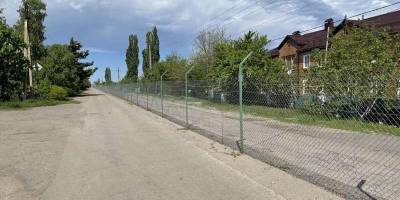В Меловом Луганской области на границе Украины и России поставили хилый забор - фото - ТЕЛЕГРАФ