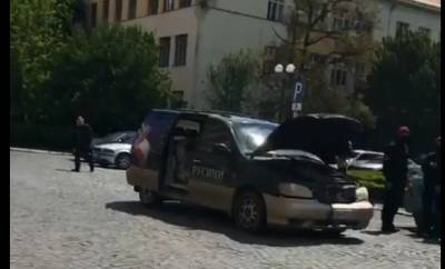 В Ужгороде мужчина поджег свой автомобиль под стенами Закарпатской ОГА