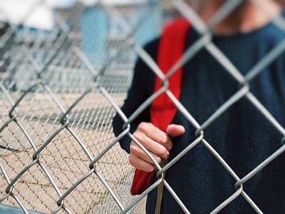 «Ворота всегда закрыты»: в Югре дети перелезают через забор, чтобы попасть в школу (видео)