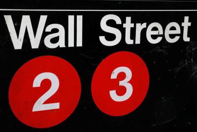 Уолл-стрит снизилась на открытии на фоне падения криптовалют