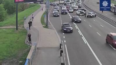 В Киеве Toyota перевернулась, зацепив на дороге оборванные провода