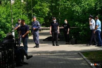 В Екатеринбурге мужчина с ножом напал на людей в парке: есть жертвы