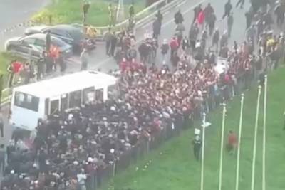 Толпа мигрантов перекрыла шоссе в Подмосковье