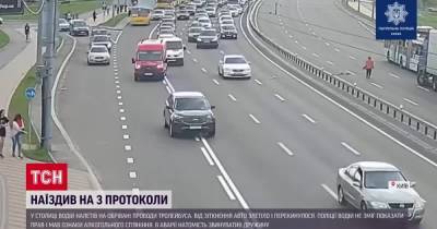 В Киеве водитель налетел на оборванные троллейбусные провода — автомобиль "взлетел" и перевернулся