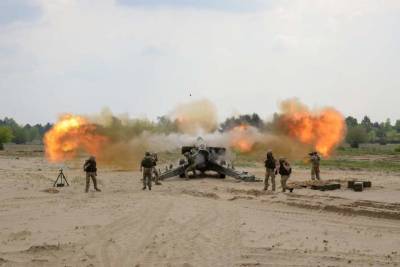 Американского военнослужащего посвятили в украинские артиллеристы в Польше (ФОТО)