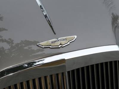 Автопроизводитель Aston Martin больше не будет изготавливать машины с механической КП и мира