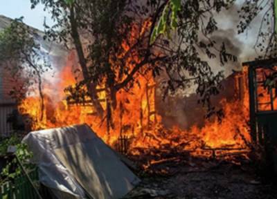 ВСУ в Донбассе разбирают и сжигают подворья местных жителей