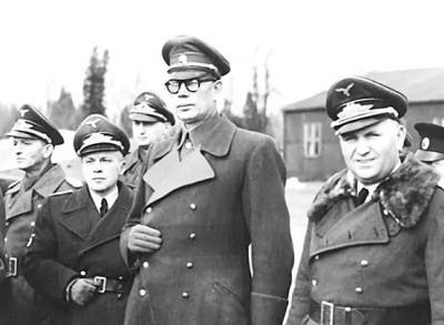 Какие пленные советские генералы претендовали на место предателя Власова