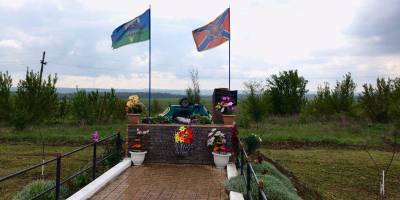На Вергунском разъезде в Луганске сорвали флаг России и сломали флагшток на мемориале боевикам ЛНР, фото - ТЕЛЕГРАФ