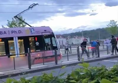Появилось видео поножовщины с участием иностранцев в центре Праги