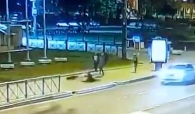 Появилось видео падения солиста Мариинки с электросамоката, после которого он оказался в коме