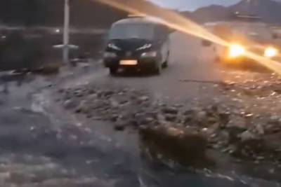 В Бурятии река размыла автомобильную дорогу