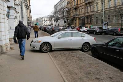 Петербуржцы пожаловались на парковку во дворах более 1000 раз за два дня