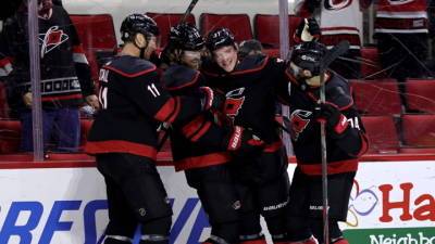 Гол Свечникова помог "Каролине" обыграть "Нэшвилл" на старте плей-офф НХЛ
