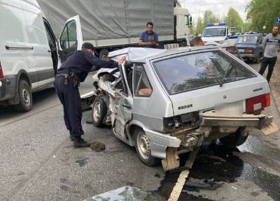Водителя ВАЗа госпитализировали после ДТП с микроавтобусом на «Нарве»