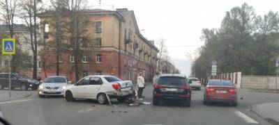 В Петрозаводске водитель пошел на таран и спровоцировал ДТП с тремя автомобилями (ВИДЕО)