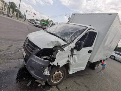 В Челябинске в ДТП маршрутки и грузовой «газели» пострадали два человека