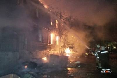 В Екатеринбурге сгорел расселенный недавно барак