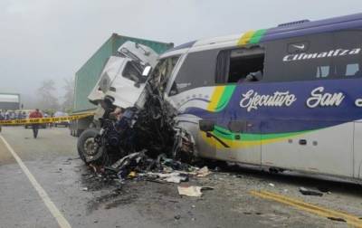 В Эквадоре автобус столкнулся с грузовиком, есть жертвы