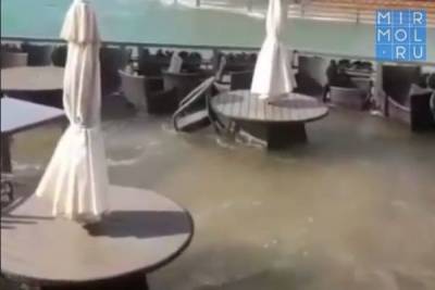 В Дагестане река Сулак вышла из берегов и затопила ресторан