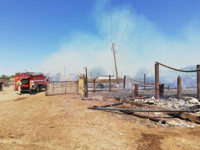 В Астраханской области сгорели четыре хозпостройки и 70 рулонов сена