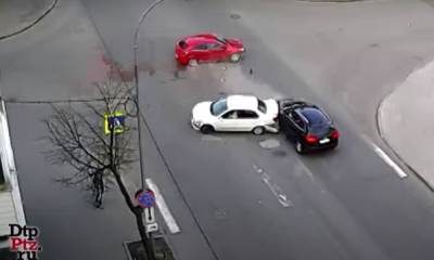 Водитель протаранил автомобиль на перекрестке в Петрозаводске