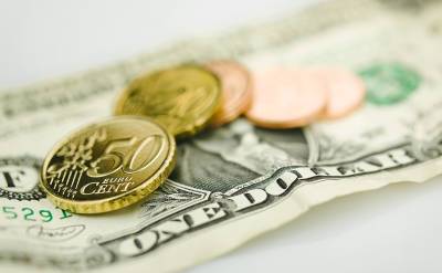 Курс валют 18 мая: доллар и евро снижаются на торгах