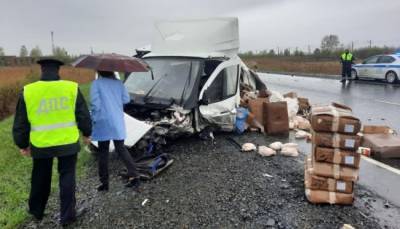 В ДТП под Красноярском погибли пять человек, грузовик разорвало пополам
