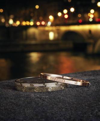 Знаменитая коллекция Cartier LOVE пополнилась колье с бриллиантовым паве и неизменными винтами