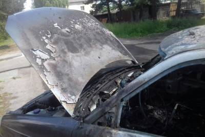В Вязьме на улице Нахимова горел автомобиль