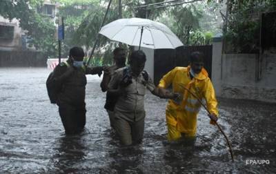 В Индии из-за мощного циклона эвакуировано 200 тысяч человек