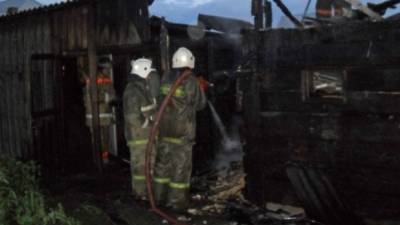 Спасатели нашли на пепелище в Оренбургской области трупы женщины и двоих детей
